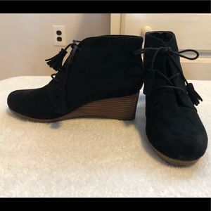 Wedges with cute tassels